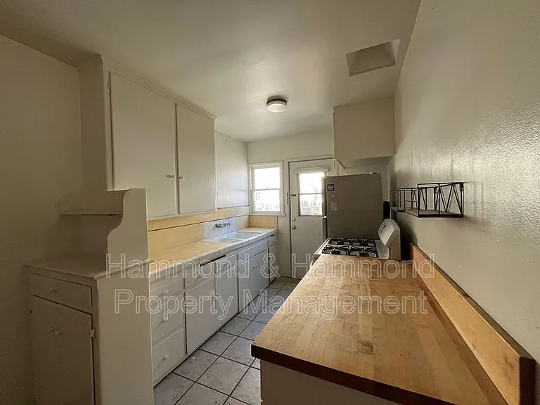 11044 Otsego St — Photo 6