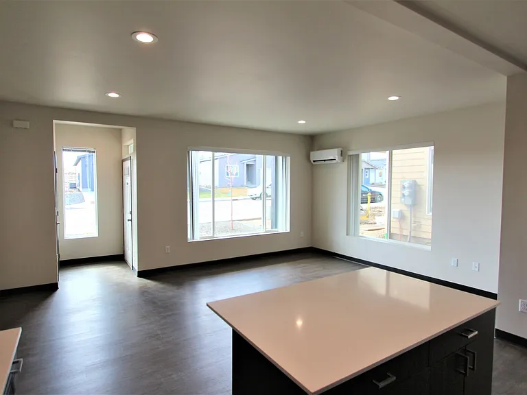 Modern design 3-bed, 2.5-bath duplex available August 10th!! — Photo 8