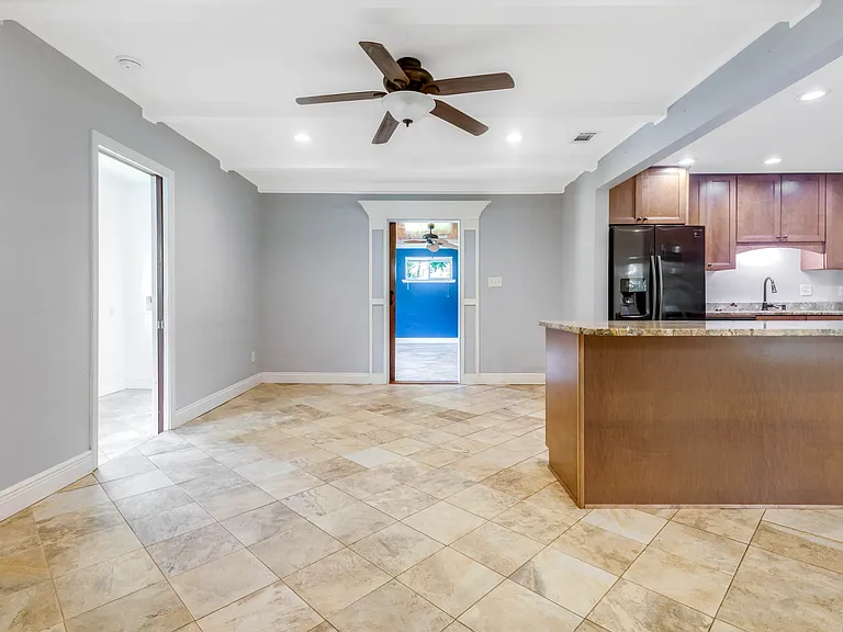 308 Hollywood Blvd SE — Photo 12