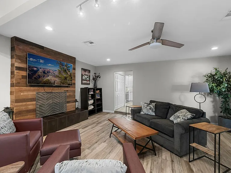 208 E Oxford Dr — Photo 6