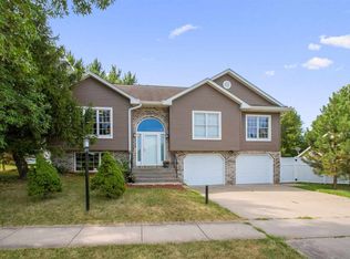 1053 Duck Creek Dr, Iowa City, IA 52246
