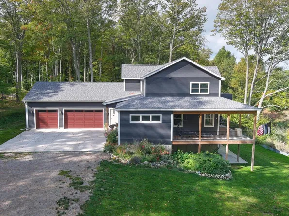 10498 E Easling Dr, Suttons Bay, MI 49682