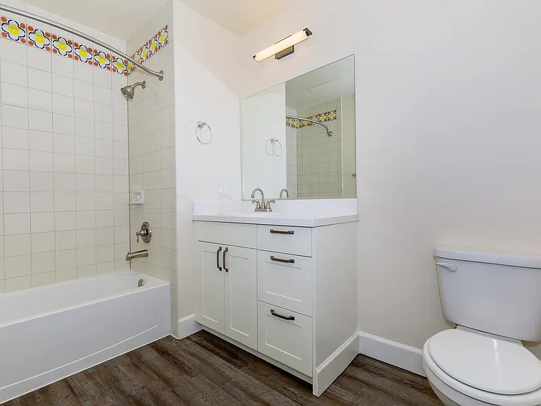 Tempranillo Apartments — Photo 17