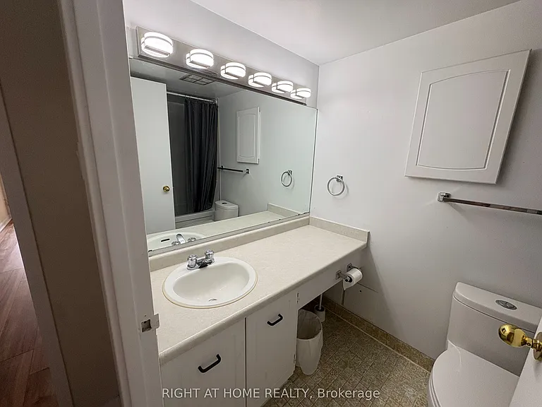 380 King St #903 — Photo 12