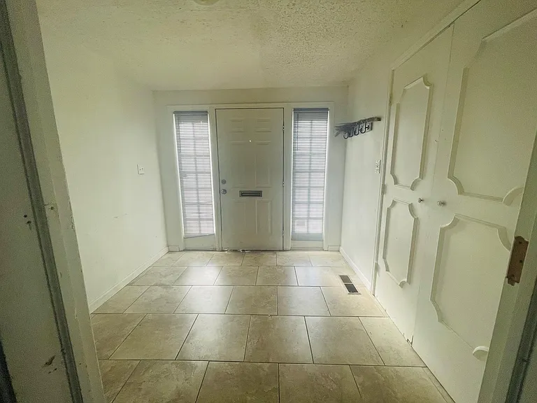 705 S Phoenix Ave #1 — Photo 3