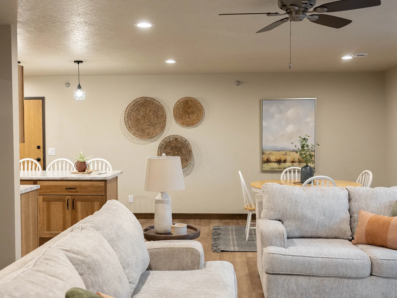 2 bed, 1000 sqft, $1,350 — Photo 2