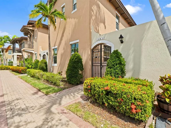 14637 SW 15th St, Pembroke Pines, FL 33027