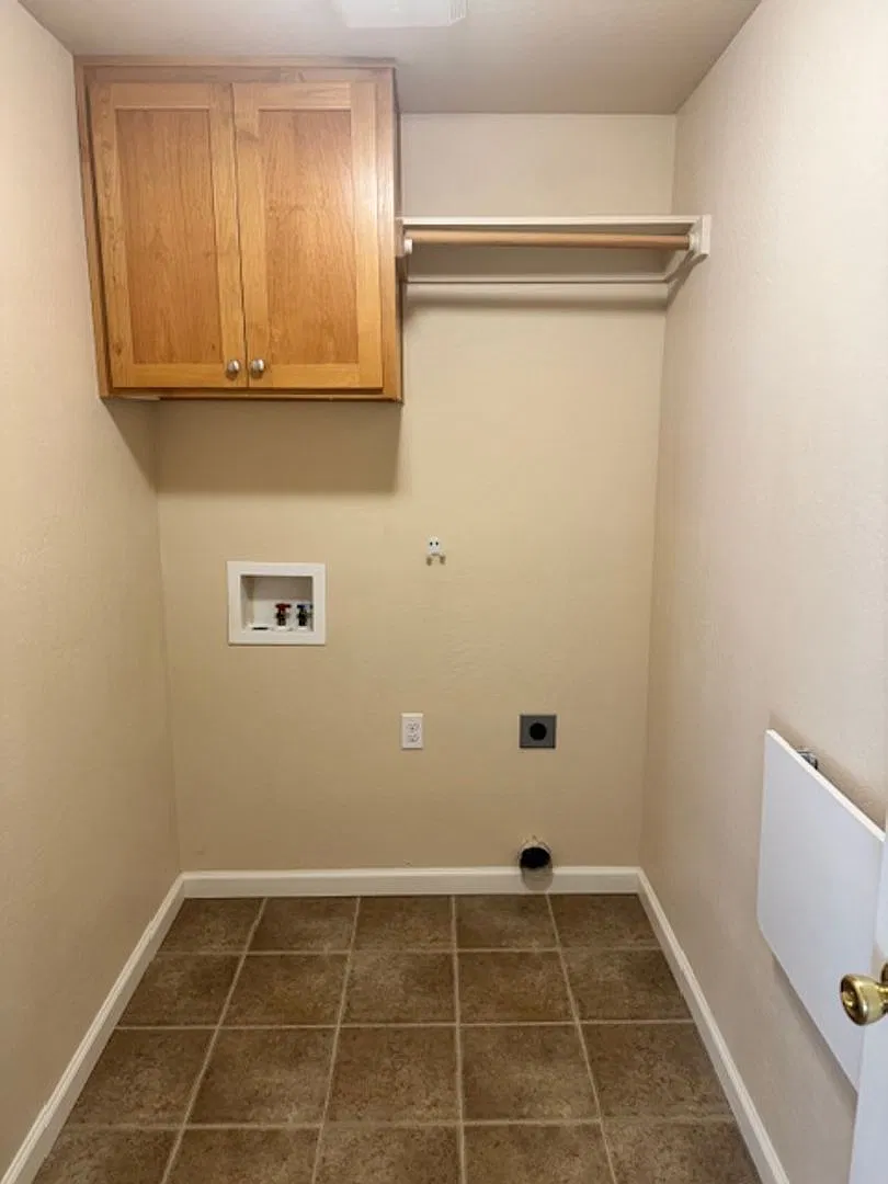 Spacious 3-Bedroom Home on a Cul-de-Sac — Photo 4