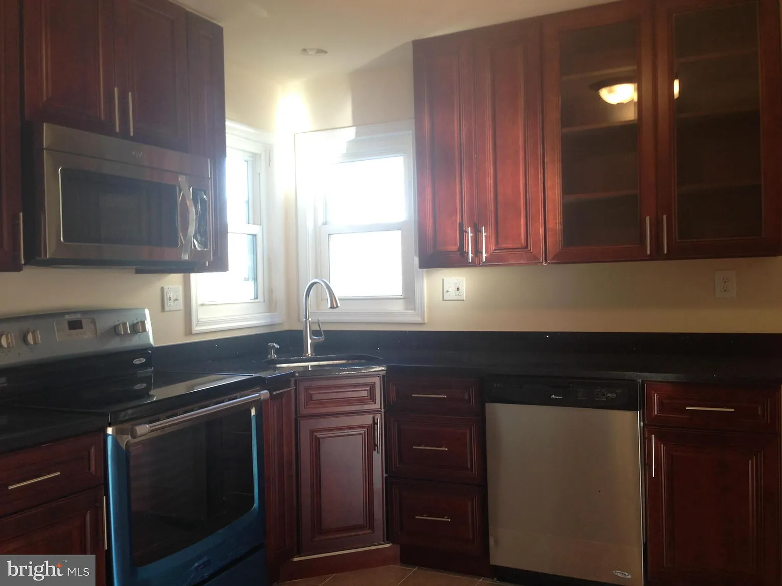 5 bed, 2.0 bath, 950 sqft, $3,500 — Photo 2