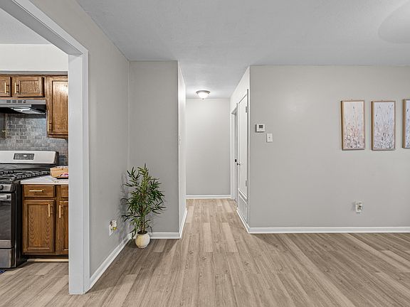 2nd image of 1403 Sapphire St
