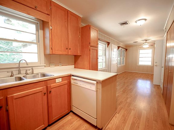 5th image of 407 Lilac Dr