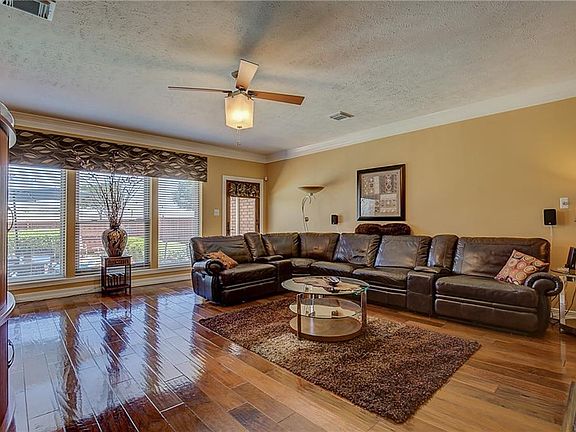 5th image of 2225 Yaupon Dr