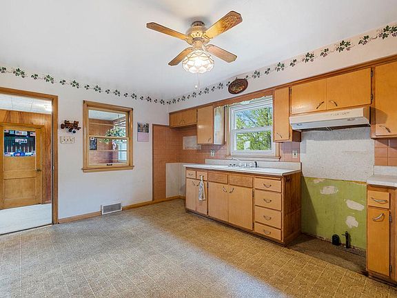 4th image of 375 Evergreen Dr