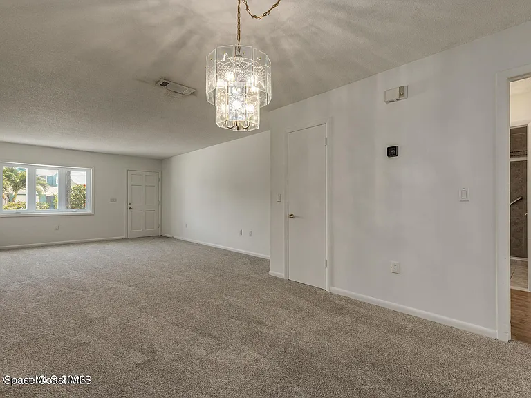 302 Emerald Pl E — Photo 6