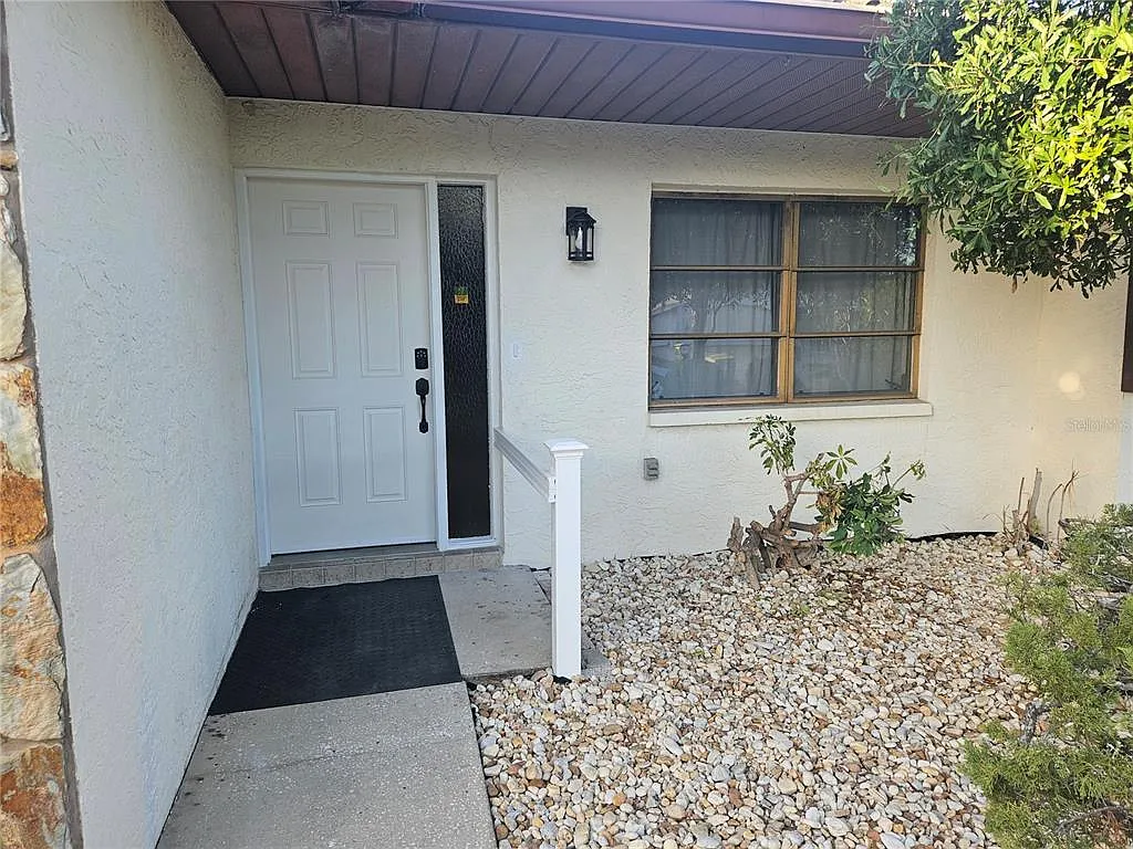 3 bed, 2.0 bath, 1601 sqft, $3,095 — Photo 2