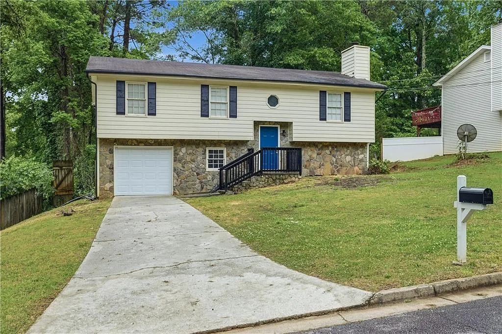 3 bed, 2.0 bath, 1164 sqft, $1,950 — Photo 1