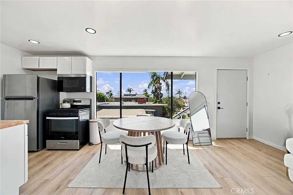 Studio, 400 sqft, $2,700 — Photo 4