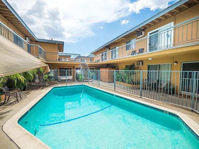 10736 Magnolia Blvd — Photo 37