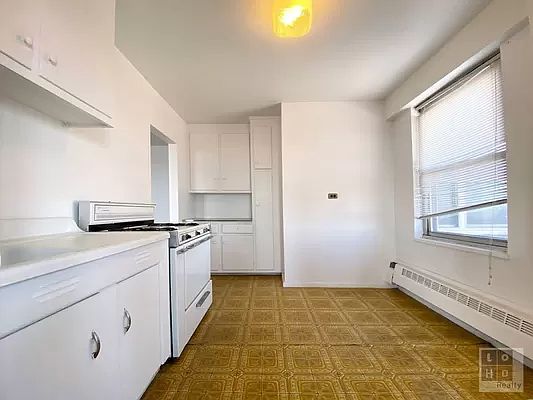 4th image of 568 Grand St APT J1905