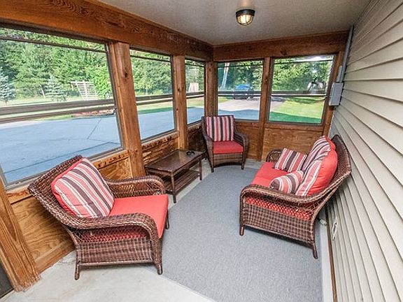 Great enclosed entry way.