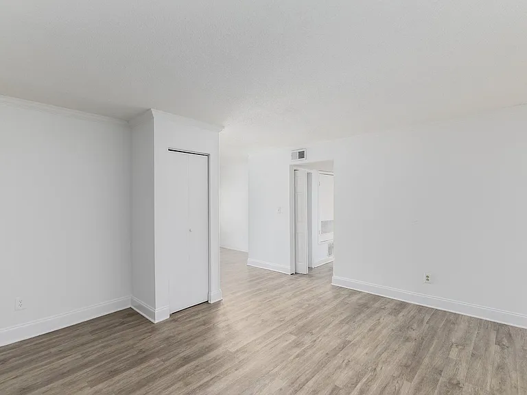 5th Avenue Apartments — Photo 48