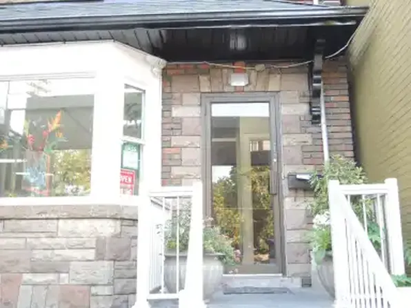 326 Bathurst St #1A, Toronto, ON M5T 2S3