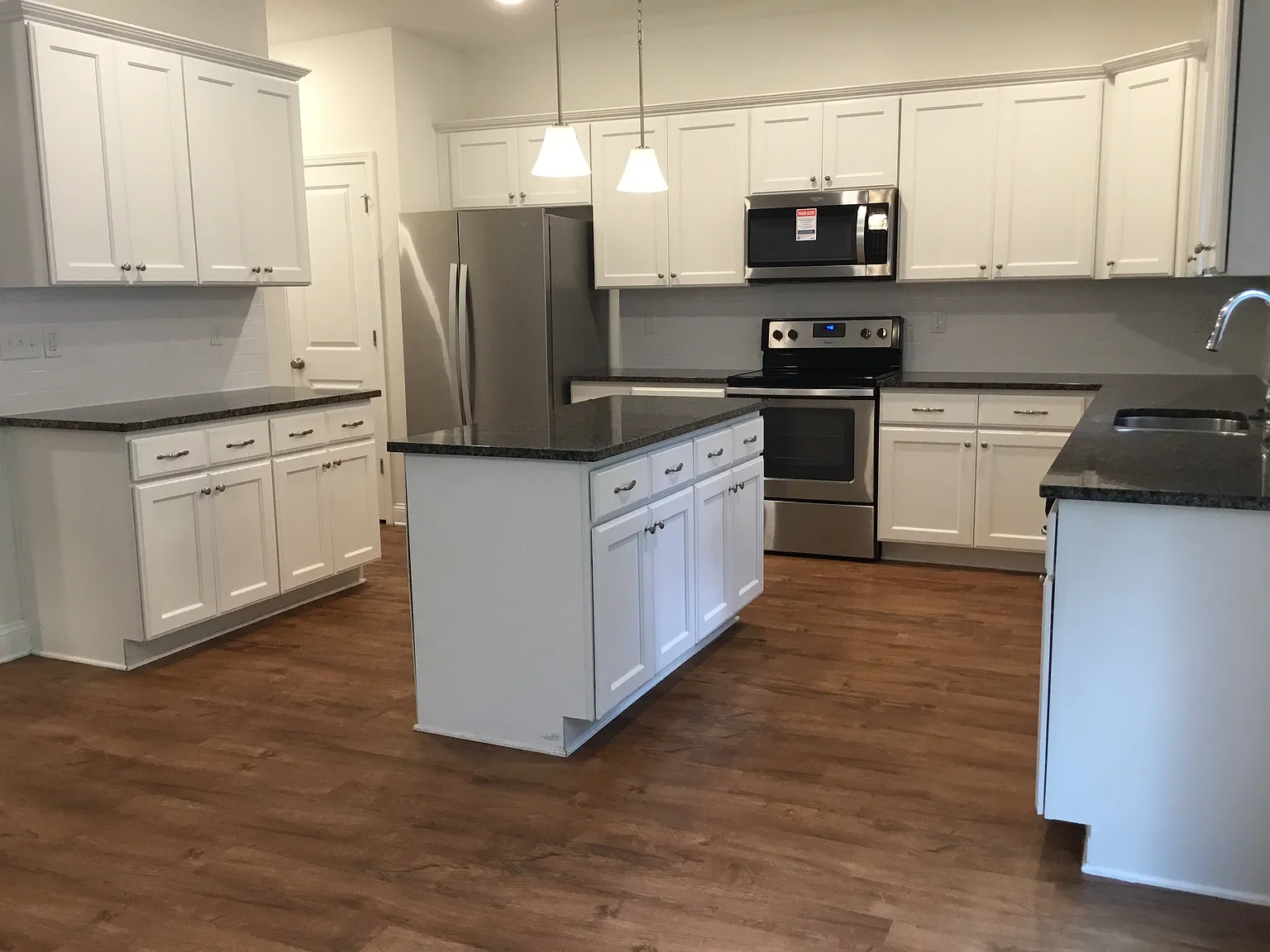 4 bed, 2.5 bath, 2458 sqft, $2,660 — Photo 2
