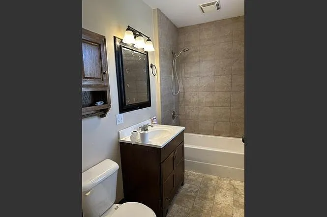 212 W Washington St — Photo 2
