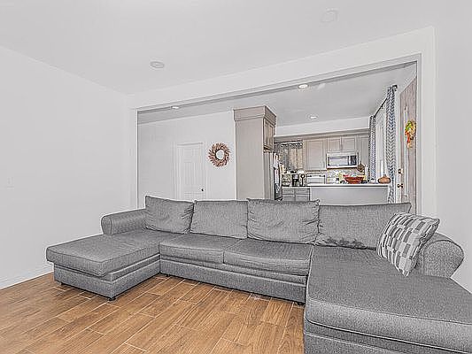 4th image of 3644 Tibbett Ave Floor 2
