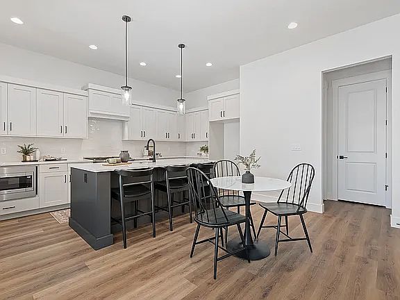 4th image of 720 S Calhoun Ln