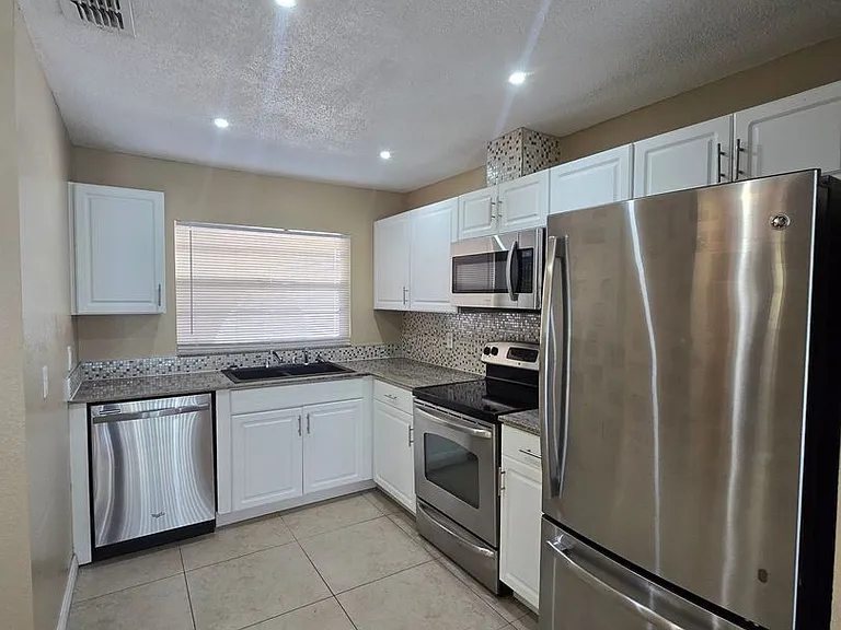 702 SE 47th St #2 — Photo 11