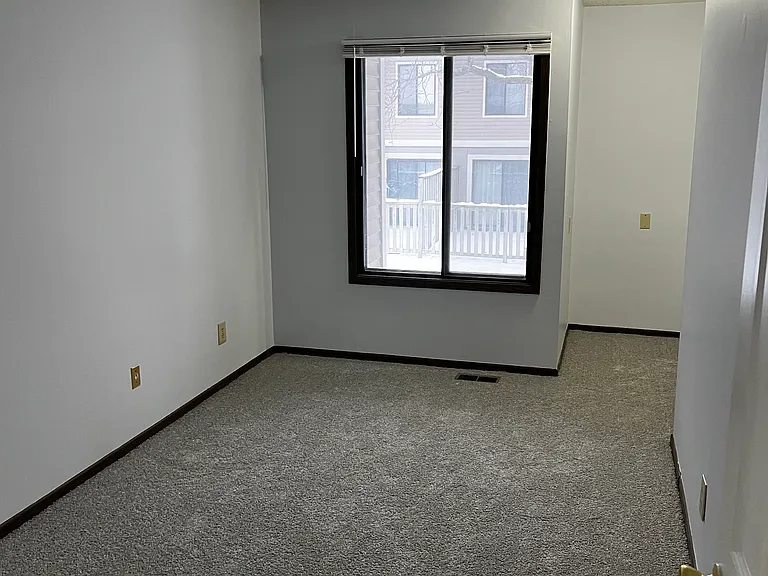 1156 Trailwood S — Photo 12