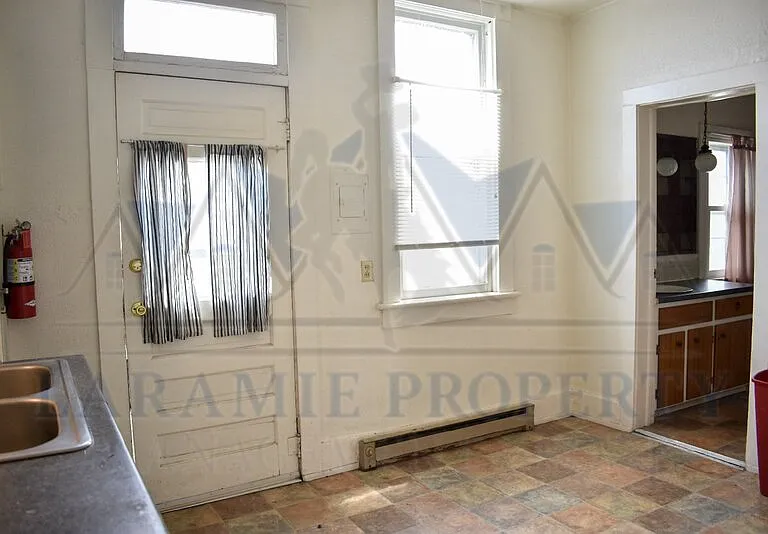 208 E Sheridan St — Photo 6