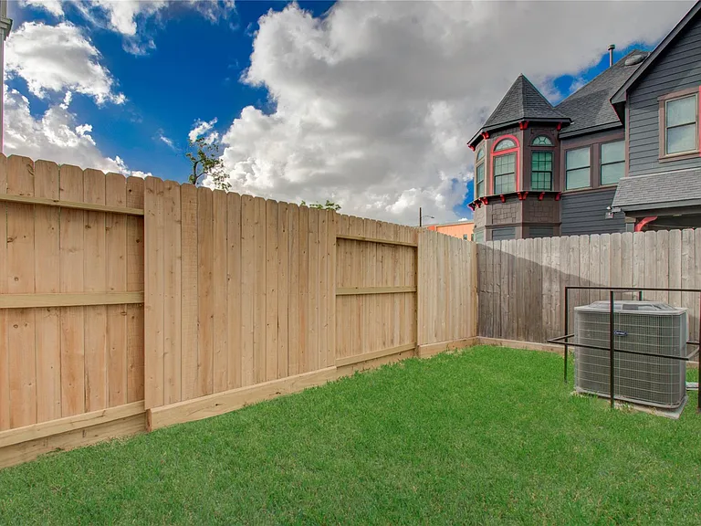 3206 Live Oak St — Photo 32