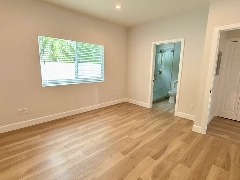 1344 Thompson Ave #A — Photo 12