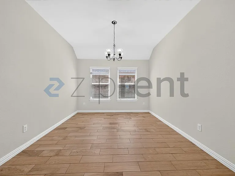 817 Evergreen St — Photo 5