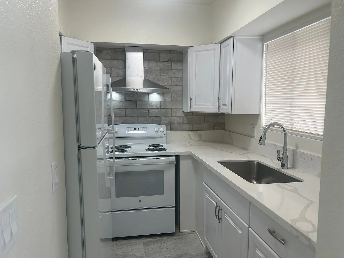 Fully Remodeled 1 Bed. Apt. / Available For Self Viewing! — Photo 4