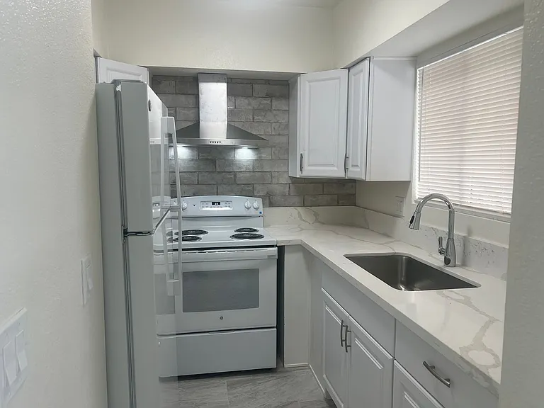 535 E Jacinto St — Photo 4