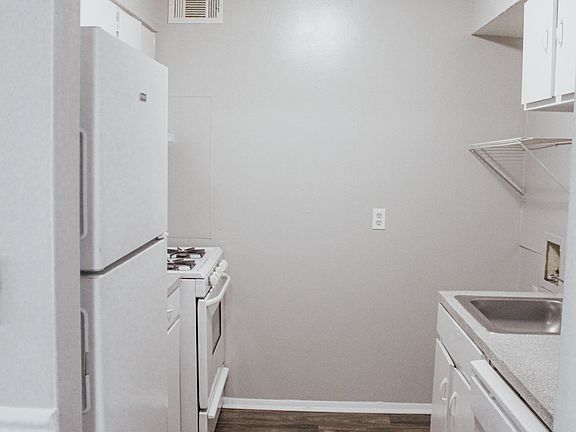 3rd image of 5738 Old Dixie Hwy APT E10