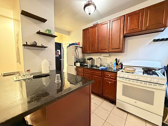 4th image of 1040 Park Pl #A5