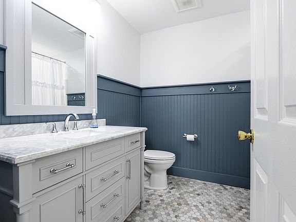 5th image of 426 Amanda Ct