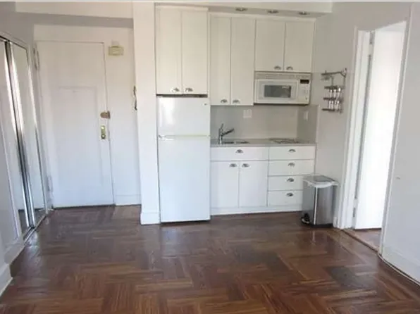 320 East 42nd Street image 7 of 23