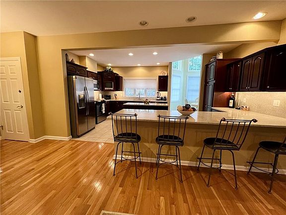 4th image of 9 Dairy Farm Dr Unit 320
