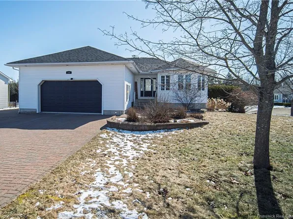 100 Duffie Dr, Oromocto, NB E2V 4L3