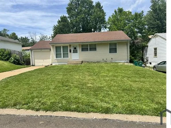 433 Caithness Rd, Saint Louis, MO 63137