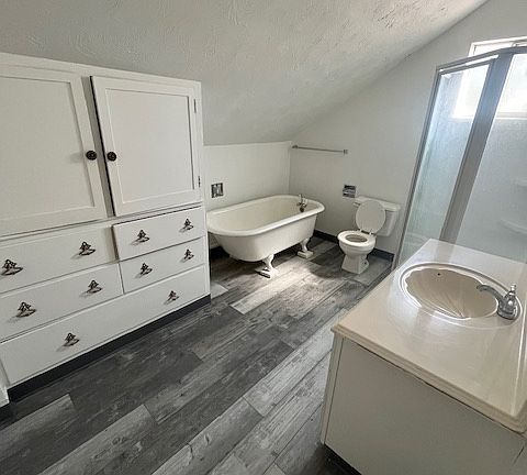 2nd image of 215 W Broadway Ave