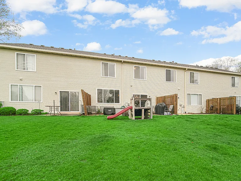 1882 N Wentworth Cir — Photo 5
