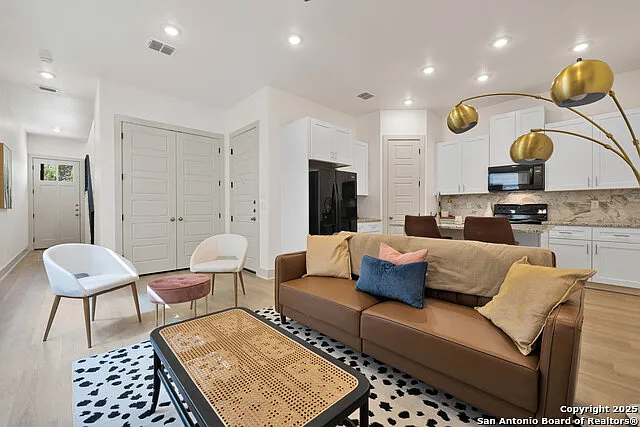 3 bed, 2.5 bath, 1296 sqft, $1,595 — Photo 2