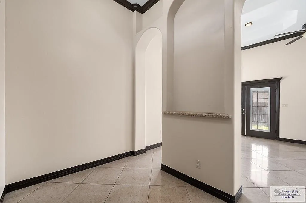 3 bed, 2.0 bath, 1844 sqft, $2,300 — Photo 2