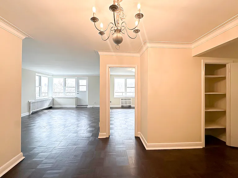 2645 Bloor St W #302 — Photo 4